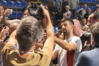 Obezbjeđenje i policija morali da intervenišu zbog gužve oko Đokovića (VIDEO)