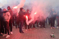 Navijači Ajaksa demolirali policijsku stanicu, uništavali policijska vozila