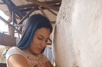 Srbi odlijepili za crnokosom Jovanom koja muze krave (VIDEO)