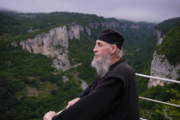 Monah Maksim živi na vrhu stijene visoke 40 metara