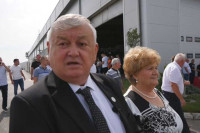 Милисав дао радницима да упишу колику плату желе, поклонио им и аута