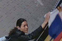 Скинула српску заставу, па је запалила!