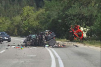 Automobil potpuno zgužvan u sudaru sa kiperom, dječije stvari rasute po putu