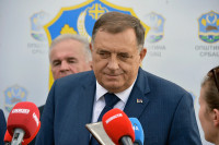 Dodik: Platiću stan porodici sa troje djece