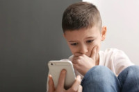 Oprez: Znakovi koji ukazuju na to da je dijete žrtva nasilja na internetu