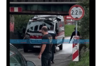 Kombi udario u podvožnjak