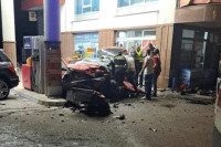 "Golfom" se zabio u benzinsku pumpu