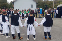 Hljeba i igara tokom kampanje, slavlje u školi sa jednim učenikom