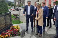 Đurđević Stamenkovski položila vijenac na spomen-obilježje na Palama