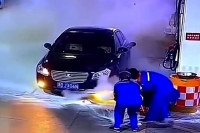 Radnici pumpe gasili svjetlo na autu, mislili da je vatra (VIDEO)