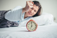 Da li je dobro odlagati alarm ujutru?
