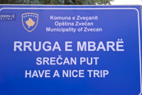 Uklonjene table na ćirilici kod Zvečana, postavljene nove sa natpisom "Srečan put"
