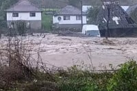 Tarčin: Voda odnijela mostove, ljudi zarobljeni (VIDEO)