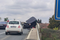 Teška saobraćajka: Majka poginula, tri djevojčice povrijeđene