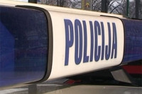 Kombi sa migrantima probio policijsku blokadu, uletio u dvorište crkve