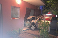 Automobilom udario u garažu u banjalučkom naselju (FOTO)