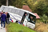Autobus sletio u njivu