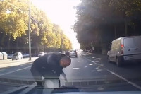 Incident u Beogradu: Brutalno udarao dezorijentisanog starijeg muškarca