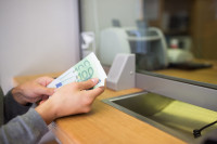 Službenica banke ”zatvorila” kredit i karticu tuđim novcem