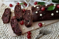 Recept dana: Kakao kolač sa višnjama i čokoladom