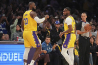 Otac i sin zajedno na parketu: Lebron Džejms i njegov sin "upisali" pobjedu