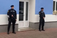Policajci s dugim cijevima ispred policijske stanice u Bosanskoj Krupi (VIDEO)