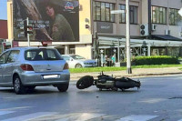 Težak sudar automobila i motocikla u Banjaluci, dijelovi rasuti po putu
