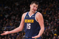 Drama u NBA: Jokić slomio kost košarkašu Toronta (VIDEO)