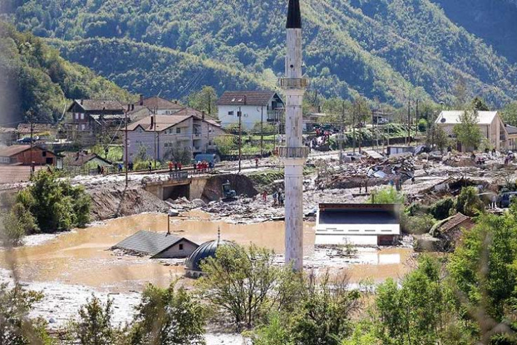 Траје потрага за 40 људи