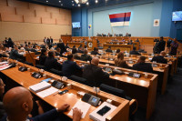 Poslanici minutom ćutanja odali počast žrtvama tragedije u Novom Sadu