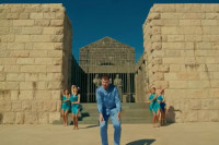 Skandal: Albanski pjevač sa polugolim igračicama snimio spot ispred Njegoševog groba! (VIDEO)