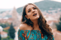 Ovo je nova pjevačica grupe "Magazin"