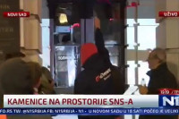 Haos u Novom Sadu: Učesnici protesta razbili stakla na Gradskoj kući