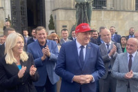 Slavlje ispred Palate Republike: Dodik sa kačketom MAGA, Đajić sa  fotografijom Trampa (FOTO, VIDEO)