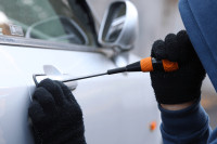 Ukraden novac iz parkiranog automobila