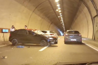 Zbog saobraćajne nesreće u tunelu kolona vozila duga pet kilometara