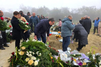 Vučić obišao grobove djeda i unuka stradalih u Novom Sadu