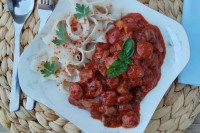 Recept dana: Kobasice sa šampinjonima u paradajz sosu