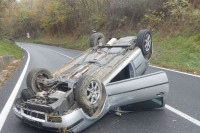 Automobil završio na krovu, povrijeđen vozač