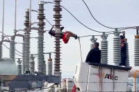 Žena se popela na trafo, 800 domaćinstava ostalo bez struje (VIDEO)