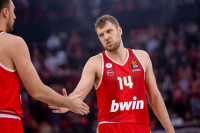 Vezenkov ubacio 20 poena za poluvrijeme, pa se povrijedio