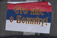Sjever Kosova oblijepljen plakatima: Srpska trobojka i poruka „Eto nas o Božiću“