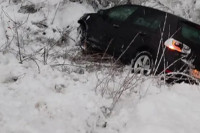 Automobil završio u kanalu