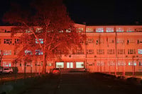 Zgrada Gradske uprave Prijedor osvijetljena u narandžasto