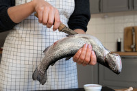 Ево како да се ријешите мириса рибе из кухиње