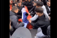 Zapaljena srpska zastava na trgu u Milanu (VIDEO)
