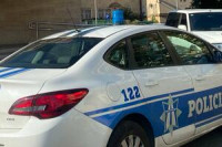 Djevojku tukao lancem od motorne testere, pa izudarao pesnicama!