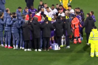 Fudbaler se srušio na terenu, utakmica prekinuta