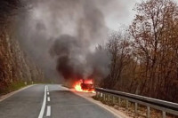 Auto potpuno izgorio (FOTO)