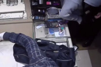 Kamera zabilježila pljačku zlatare (VIDEO)